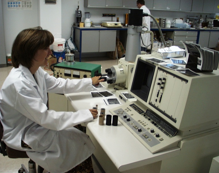 worker using scanning electron microscope